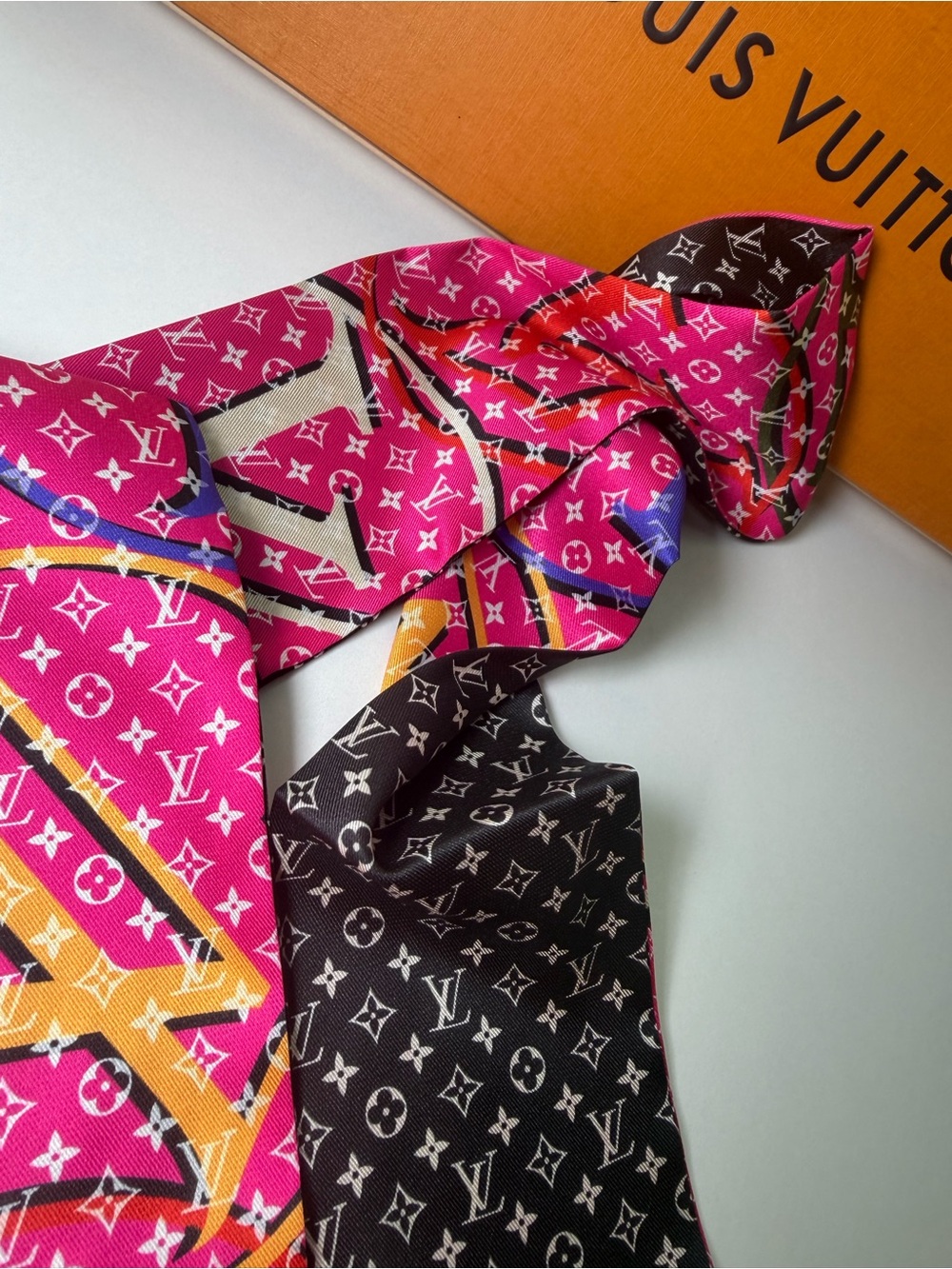 Louis Vuitton plant silk twilly